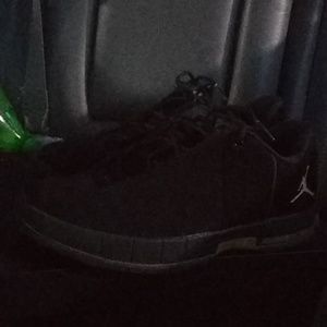 Jordan team elite 2... Black n gold...size 8.5